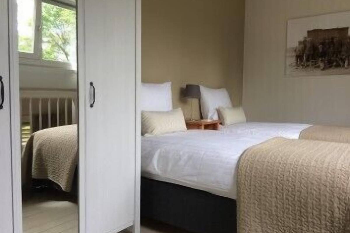 grand apartment, 2 bedrooms (de pionier) | minibar, individually decorated, desk, free cots/infant beds