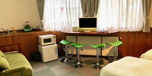 Habitación triple estándar | Edredones de plumas, decoración individual, escritorio y cortinas opacas