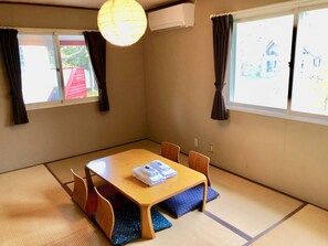 Habitación triple tradicional (Japanese Style) | Edredones de plumas, decoración individual, escritorio y cortinas opacas