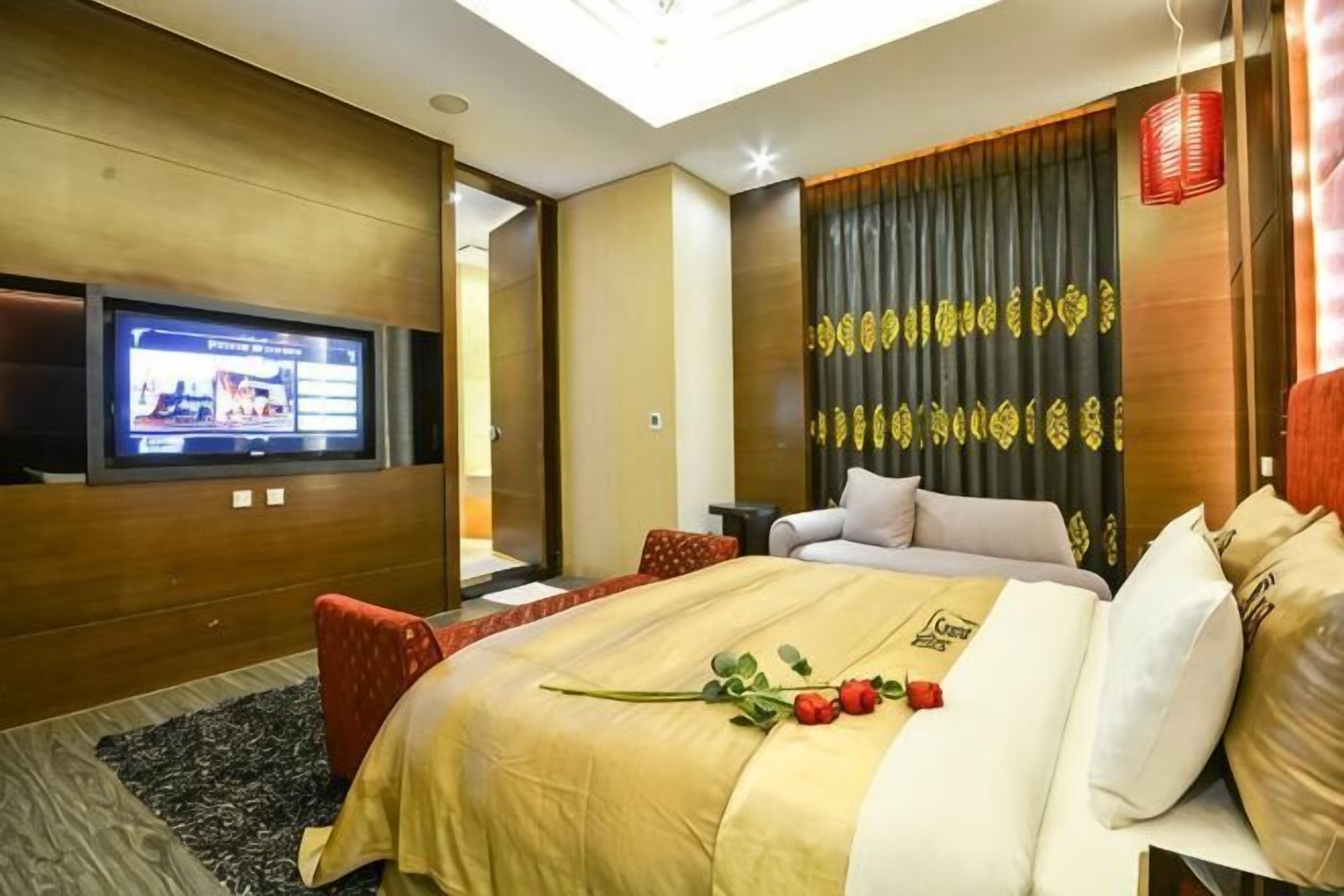Minibar con artículos gratuitos y escritorio 