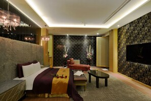 Free minibar, desk, laptop workspace, blackout drapes - Xiadu Motel (Taichung)