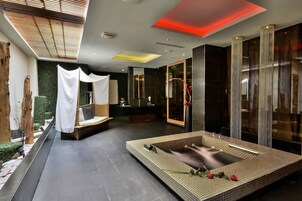 Hydromassage showerhead, free toiletries, hair dryer, slippers