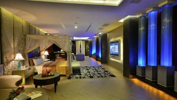 Free minibar, desk, laptop workspace, blackout curtains