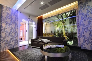 迷你吧贈品、書桌、手提電腦工作空間、遮光窗簾/窗簾