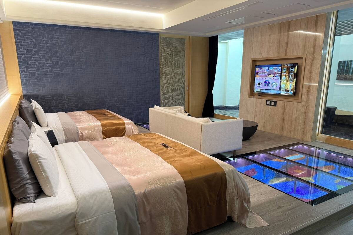 Minibar với thức uống miễn phí, bàn