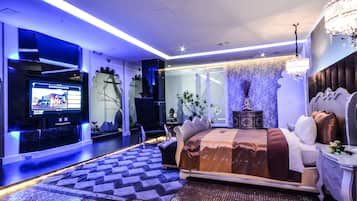 Free minibar, desk, laptop workspace, blackout curtains