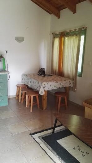 Chalet, baignoire à jets | Repas dans la chambre