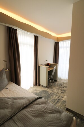 低過敏寢具、書桌、筆電工作空間、遮光布/窗簾