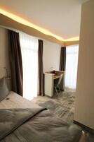 防过敏的被褥、办公桌、笔记本电脑工作区、遮光窗帘