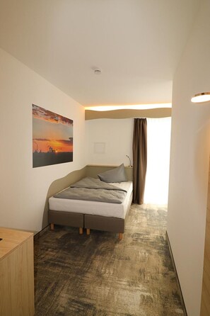 Habitación individual Confort | Ropa de cama hipoalergénica y escritorio 