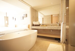 Deluxe Family Room  | Bathroom | Shower, rainfall showerhead, free toiletries, hair dryer
