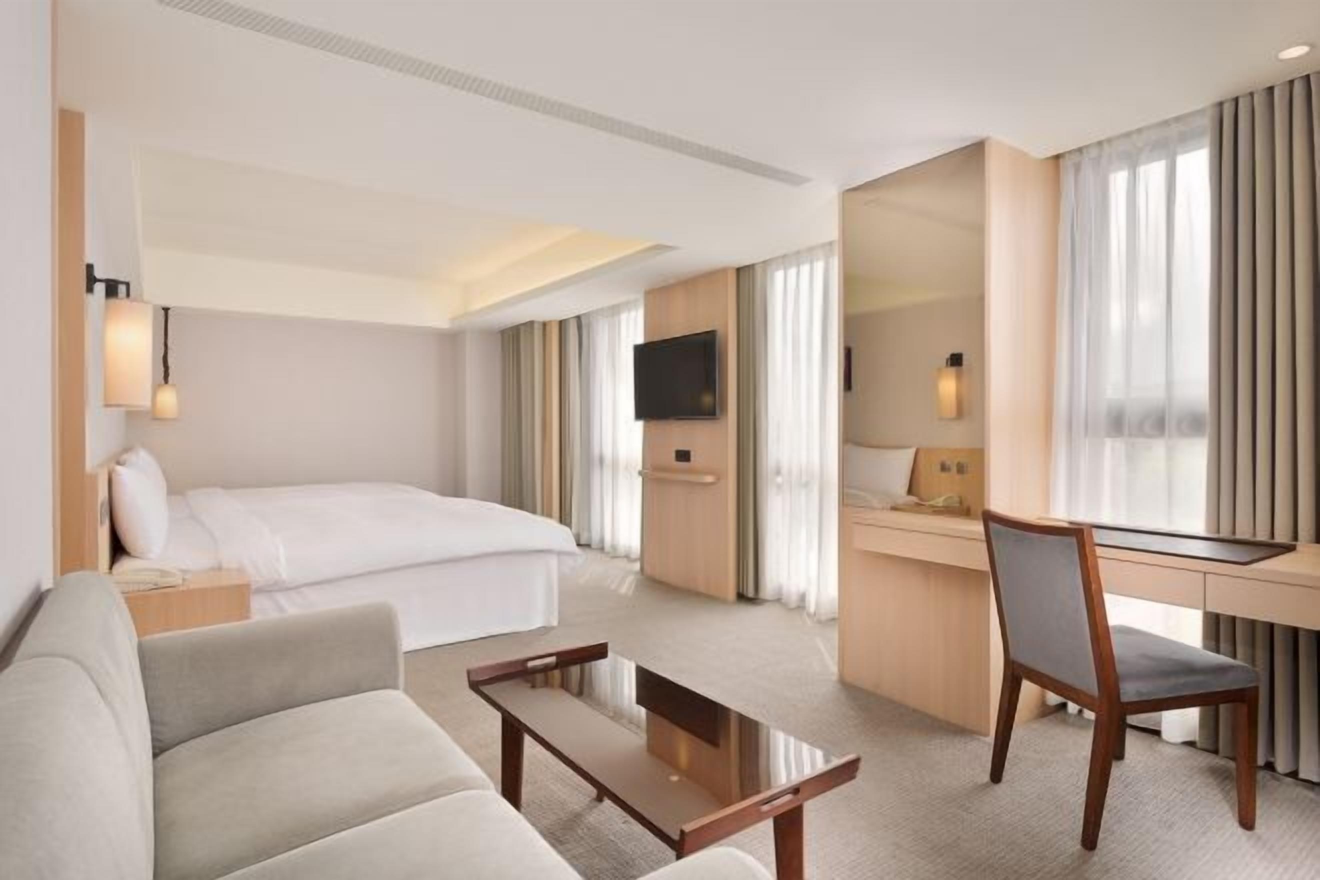 客房内保险箱、办公桌、遮光窗帘、熨斗/熨板