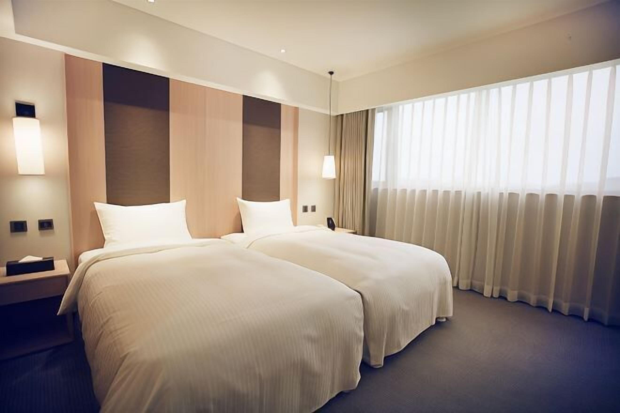 客房内保险箱、办公桌、遮光窗帘、熨斗/熨板