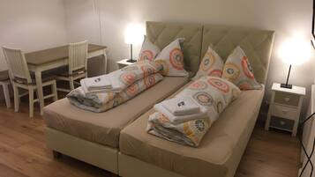 Apartment | Premium bedding, desk, soundproofing, free WiFi