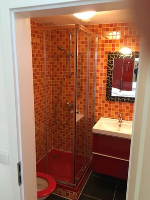 Studio, 1 Bedroom, Kitchen | Bathroom | Shower, free toiletries, hair dryer, towels - Alte Post Greifenstein (Sankt Andrae-Woerdern)