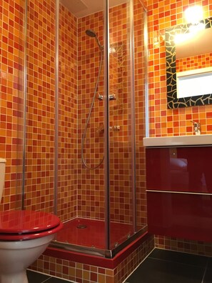 Apartamento | Baño | Ducha, artículos de higiene personal gratuitos y secador de pelo