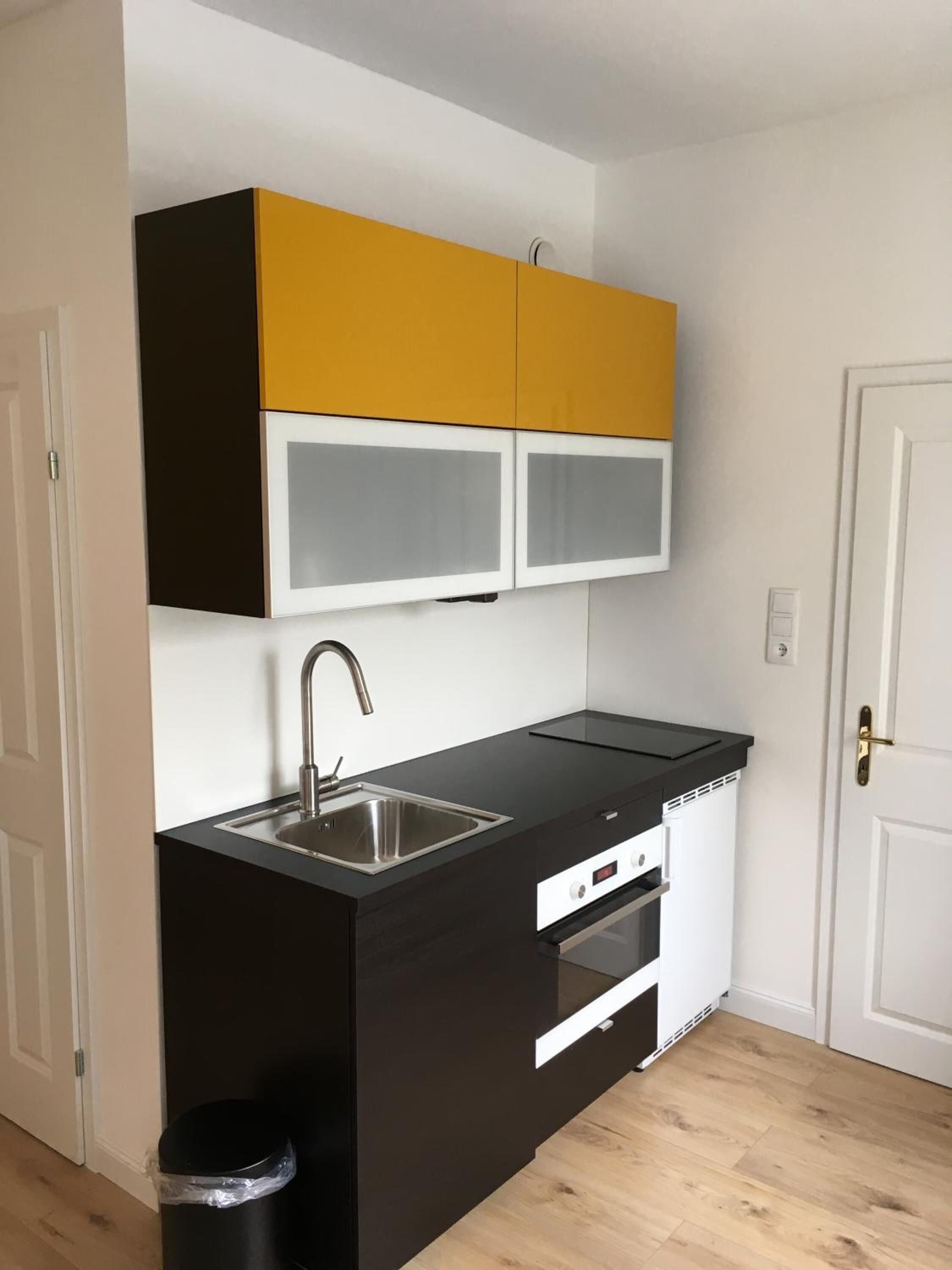 Full-size fridge, microwave, oven, stovetop