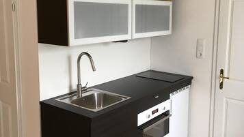 Full-size fridge, microwave, oven, stovetop