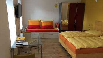 Apartment | Premium bedding, desk, soundproofing, free WiFi