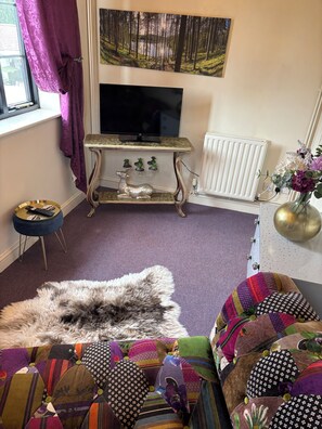 标准套房, 1 张双人床, 独立浴室 | 起居区 | 平板电视