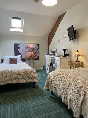 Twin Room, Bathtub | Soundproofing, iron/ironing board, free WiFi, bed sheets - Crown Lodge Bed & Breakfast (Lincoln)