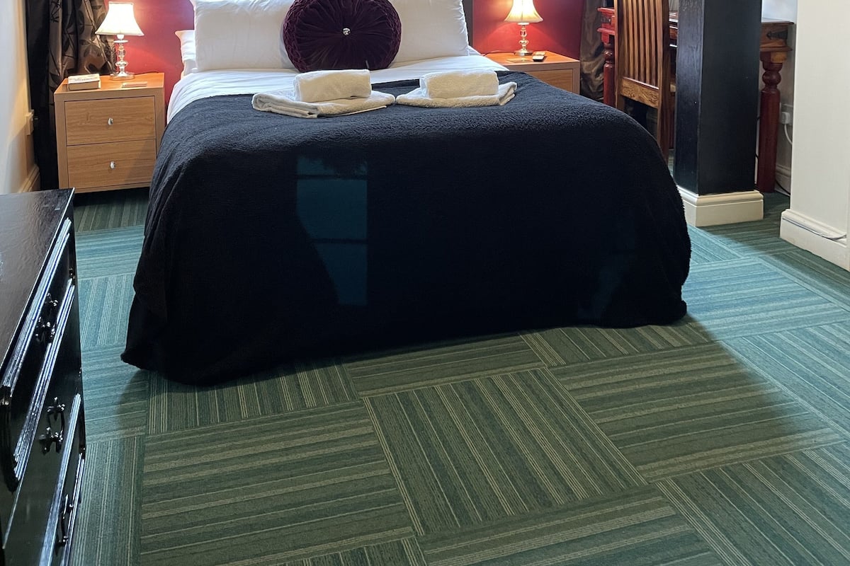 Chambre Double, salle de bains attenante | Chambres insonorisées, fer et planche à repasser, Wi-Fi gratuit