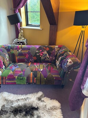 Standard Suite, 1 Double Bed, Ensuite | Living area | Flat-screen TV - Crown Lodge Bed & Breakfast (Lincoln)