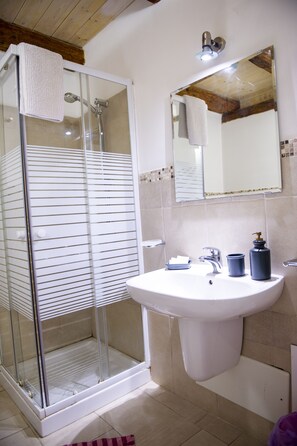 Shower, hydromassage showerhead, free toiletries, hair dryer