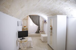 ميني بار ومكتب وستائر تعتيم ومكواة/لوح كي