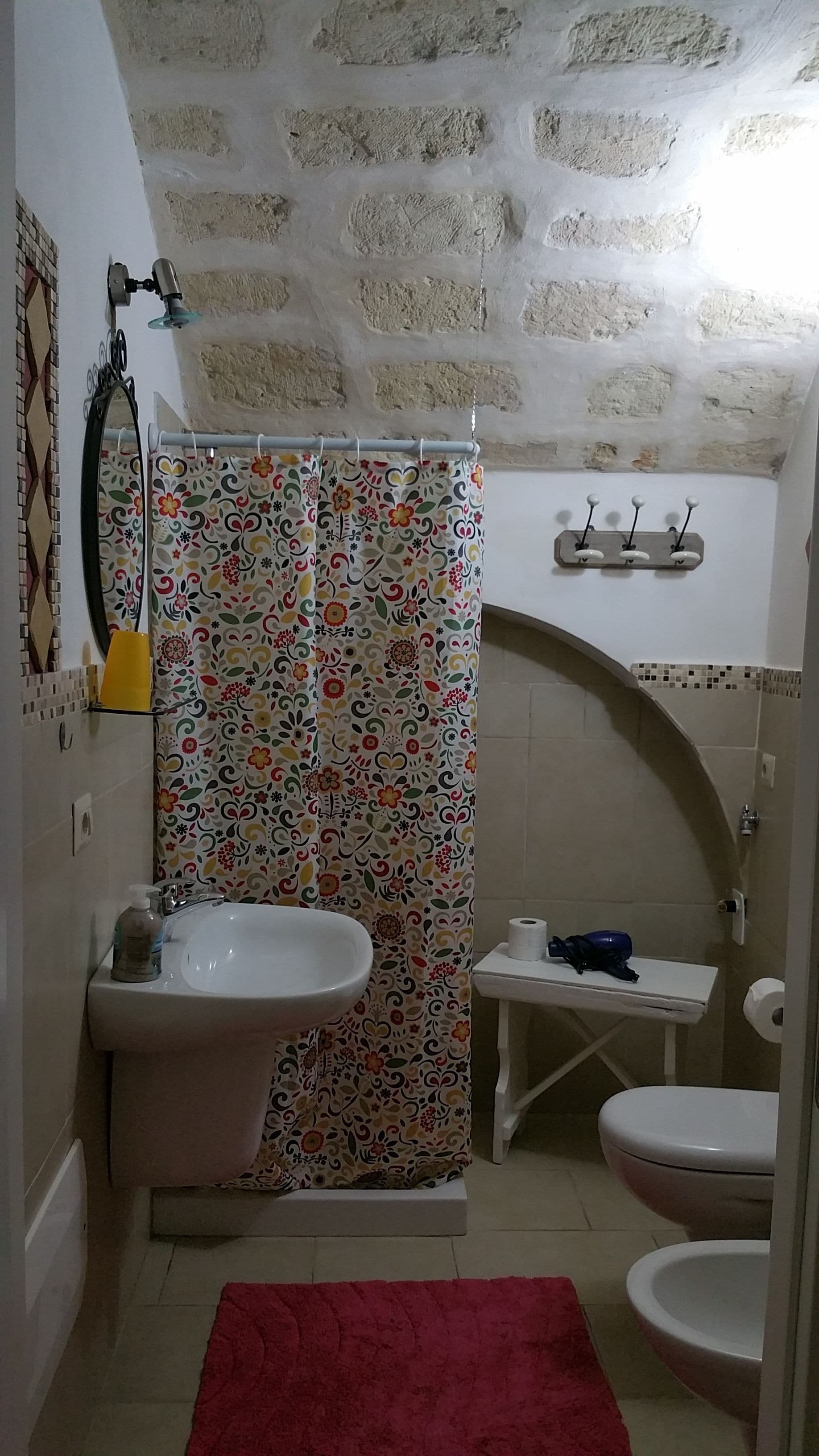 Un baño con lavabo, inodoro y cortina de ducha.