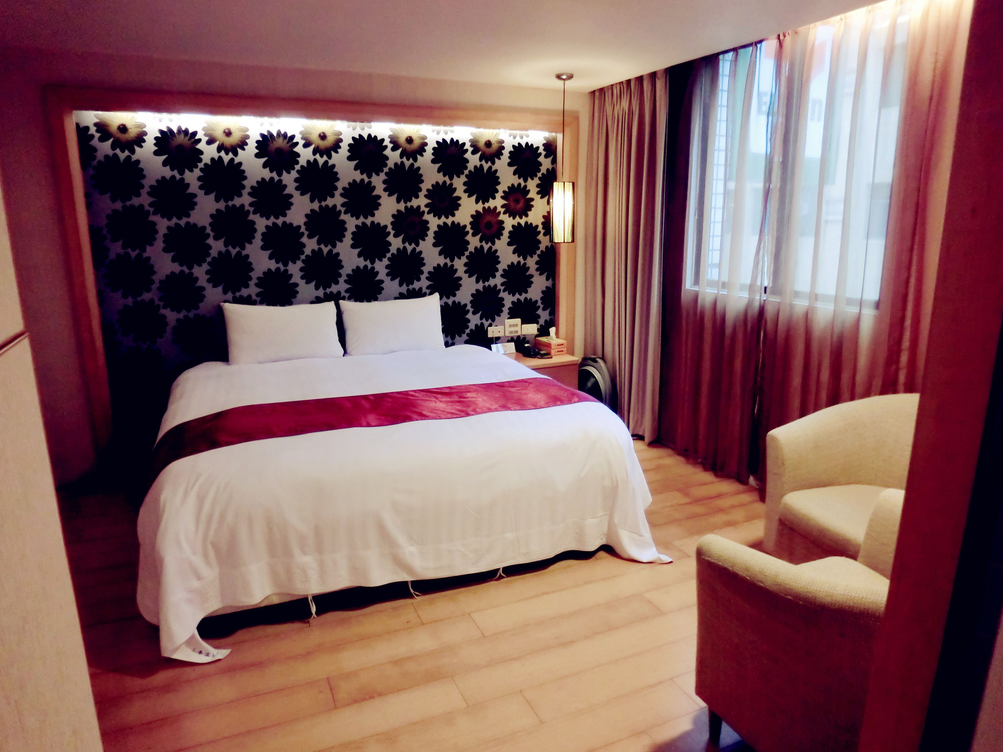 Edredones de plumas, cortinas opacas, wifi gratis y ropa de cama
