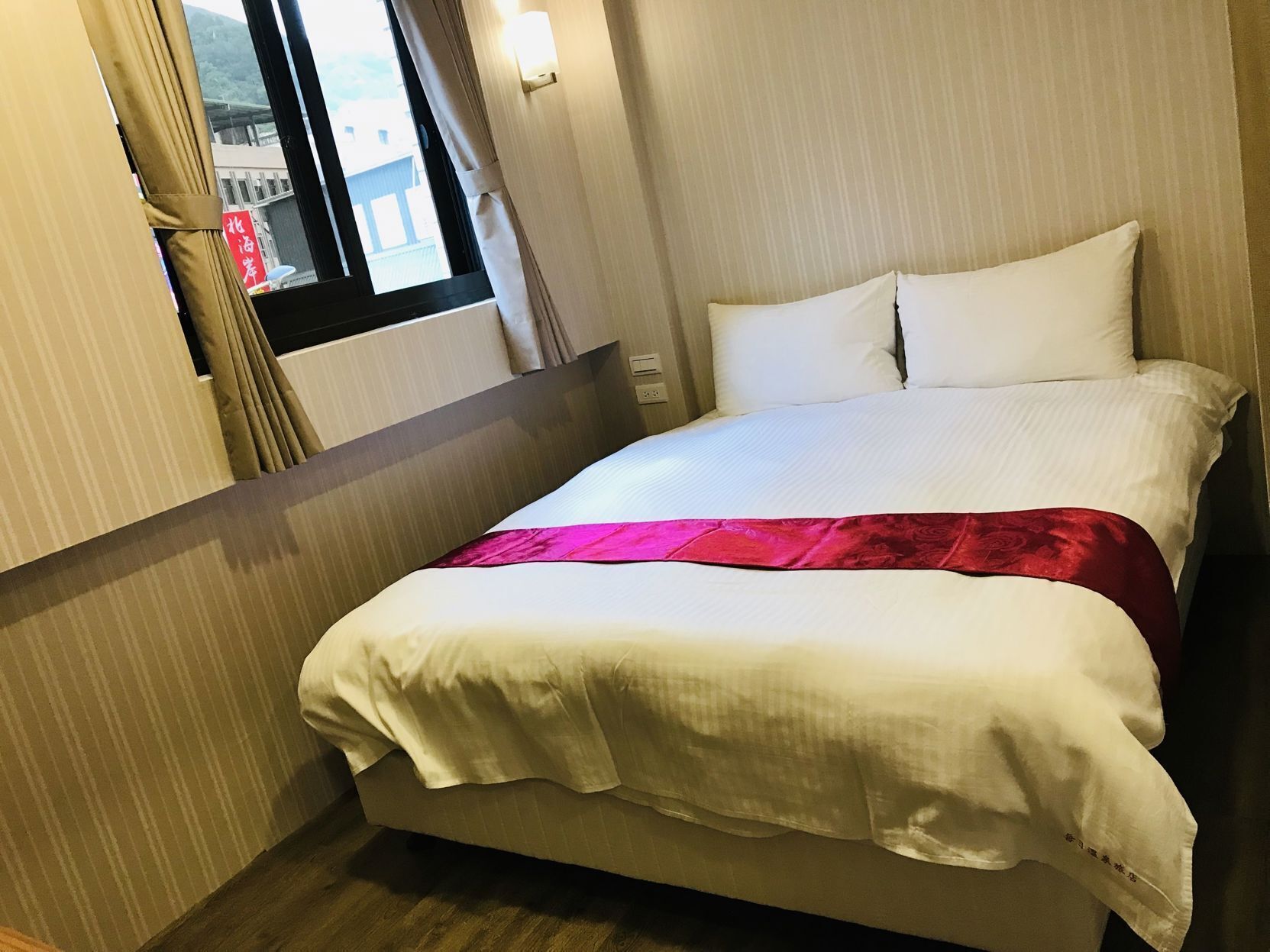 Edredones de plumas, cortinas opacas, wifi gratis y ropa de cama
