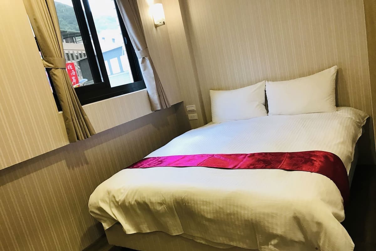 Cubrecamas, cortinas blackout, wifi gratis y ropa de cama