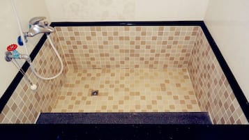Deluxe Quadruple Room | Deep-soaking bathtub