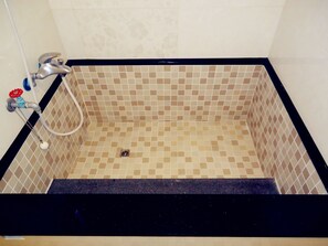Deluxe Quadruple Room | Deep-soaking bathtub - Everyday Hot Spring Hotel (Jiaoxi)