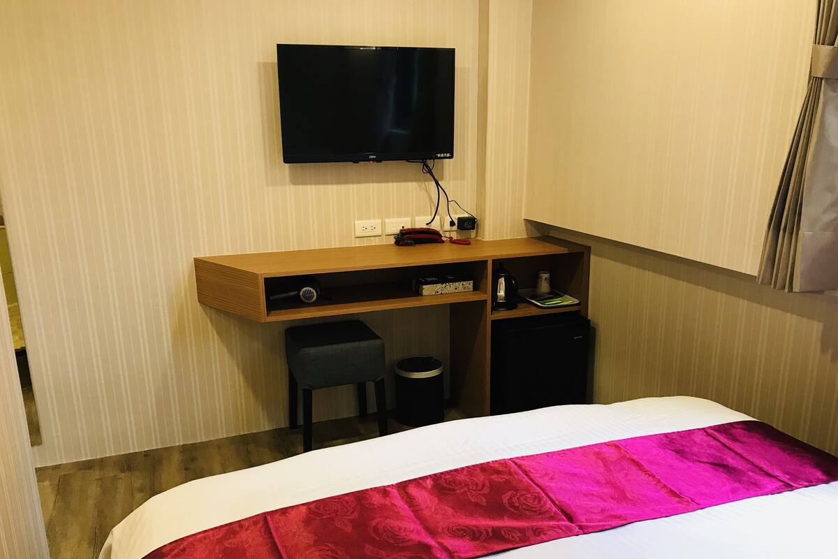 エコノミー ダブルルーム | 羽毛の掛け布団、遮光カーテン、WiFi (無料)、ベッドシーツ
