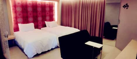 Deluxe-Zweibettzimmer | Daunenbettdecken, Verdunkelungsvorhänge, kostenloses WLAN, Bettwäsche