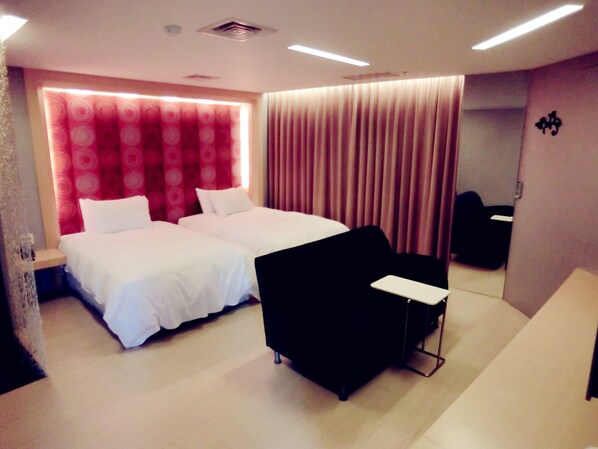 Deluxe Twin Room | Down comforters, blackout drapes, free WiFi, bed sheets - Everyday Hot Spring Hotel (Jiaoxi)