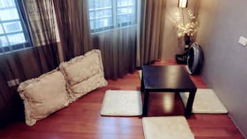 Deluxe-Suite | Wohnbereich | LED-Fernseher