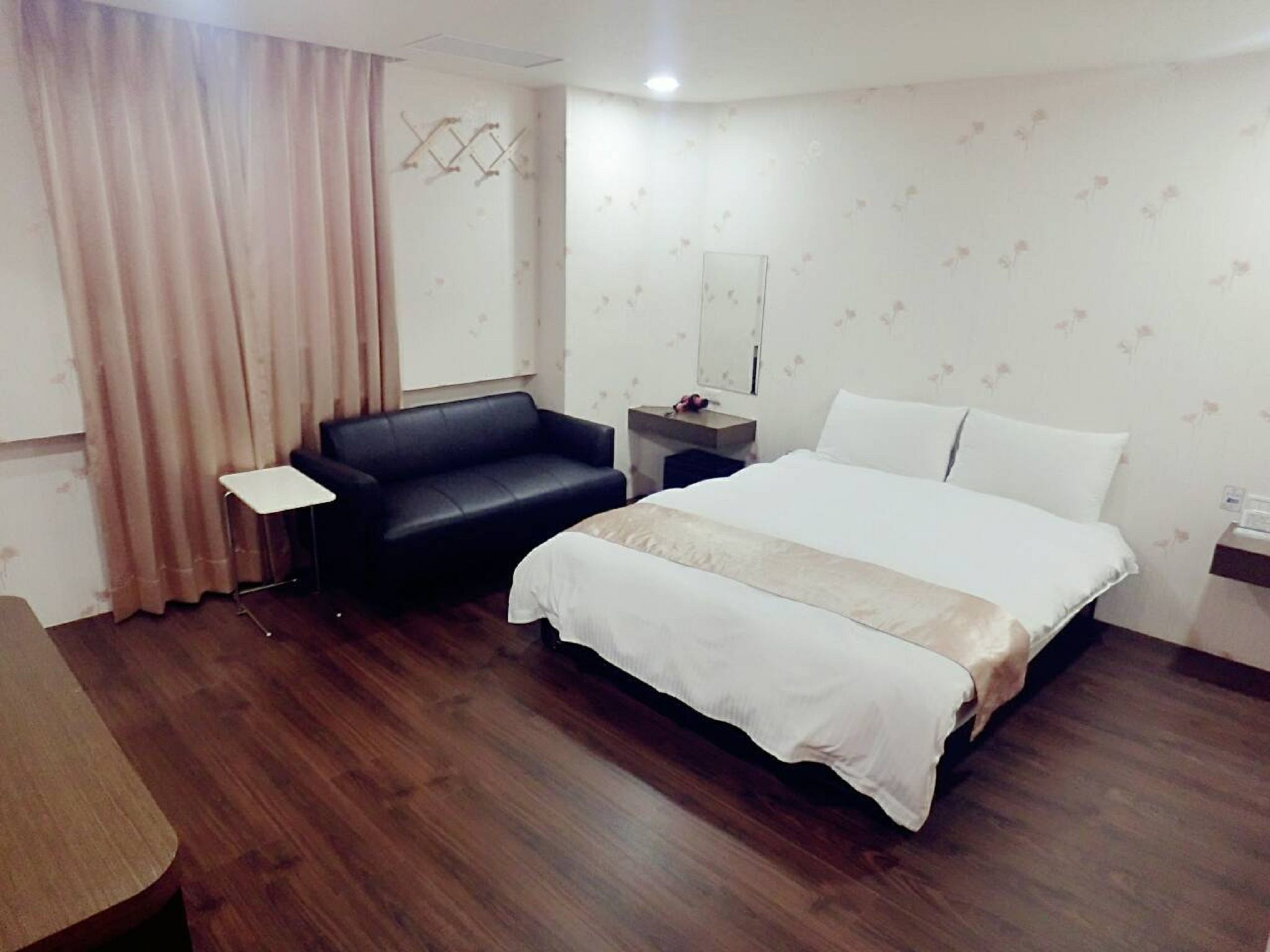 Edredones de plumas, cortinas opacas, wifi gratis y ropa de cama