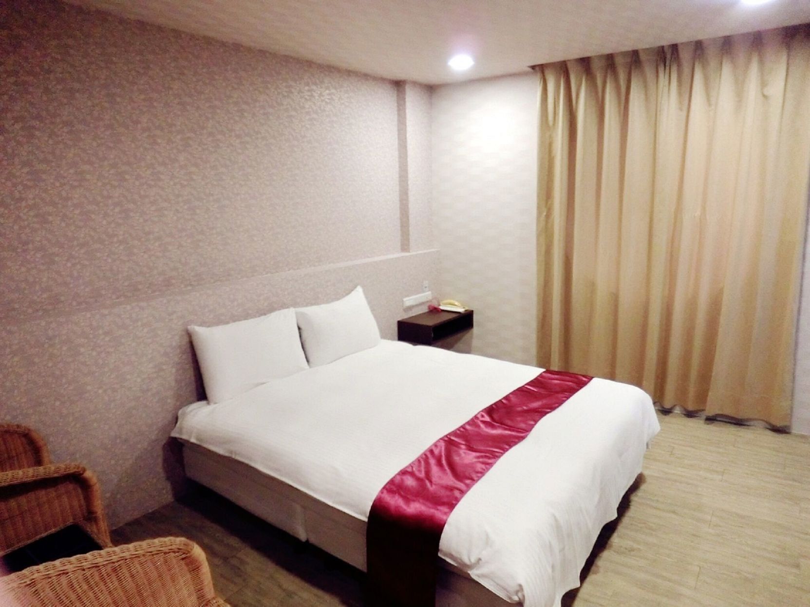 Edredones de plumas, cortinas opacas, wifi gratis y ropa de cama