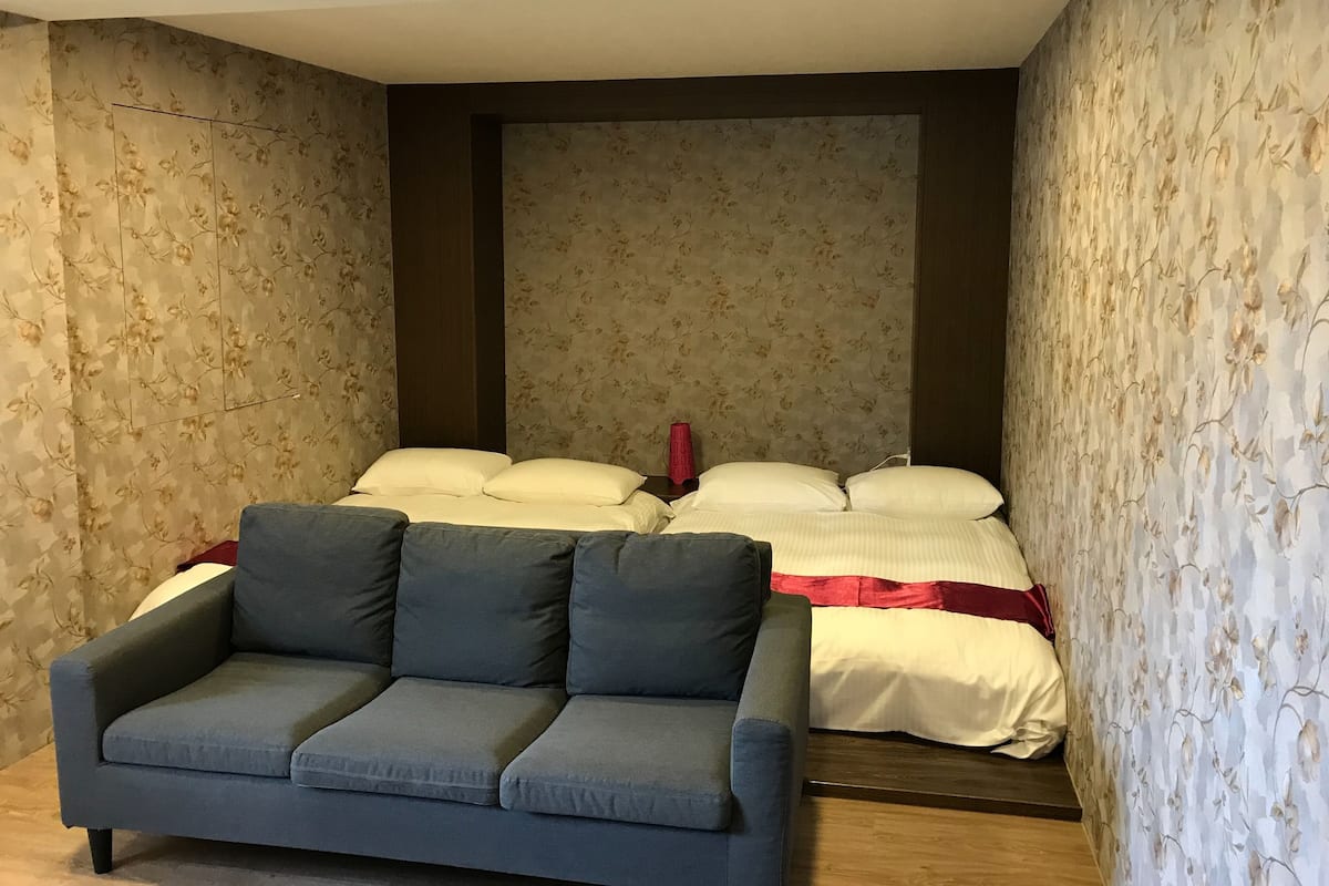 スタンダード 4 人部屋 | 羽毛の掛け布団、遮光カーテン、WiFi (無料)、ベッドシーツ