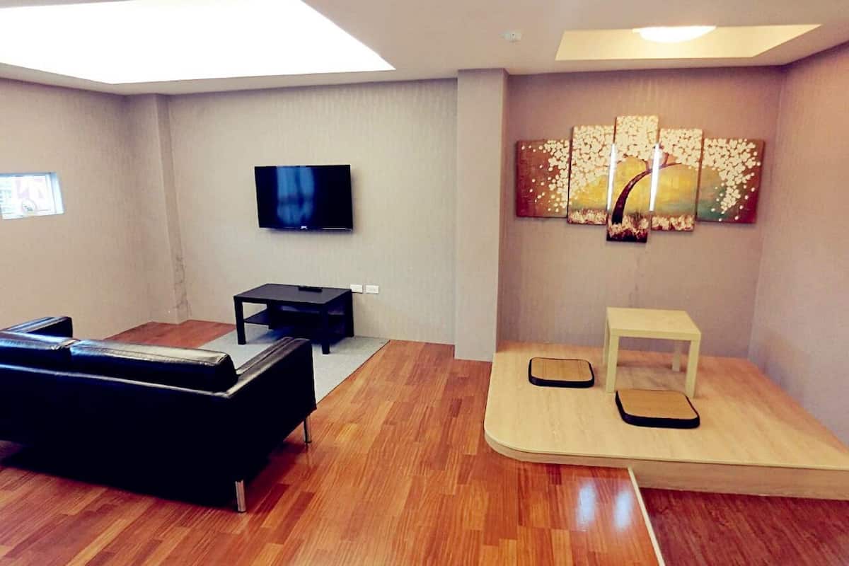 Deluxe Quadruple Room | Living area | LED TV