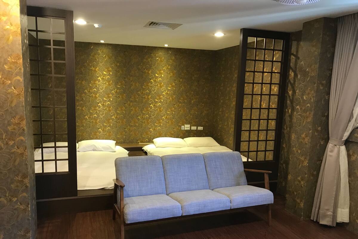 4 人部屋 (Japanese-Style) | 羽毛の掛け布団、遮光カーテン、WiFi (無料)、ベッドシーツ