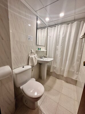 Chambre Double ou avec lits jumeaux | Salle de bain | Articles de toilette gratuits, sèche-cheveux, serviettes fournies