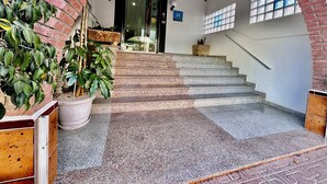 A staircase leading to a room with a 'H' sign, indicating a hotel. - Hotel El Paraiso (Aguilas)
