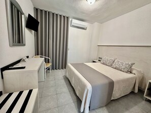Kamar Double atau Twin | Meja kerja, tirai kedap cahaya, dan tempat tidur lipat/tambahan