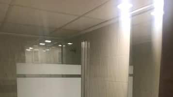 Artículos de tocador gratuitos, secador de pelo, toallas