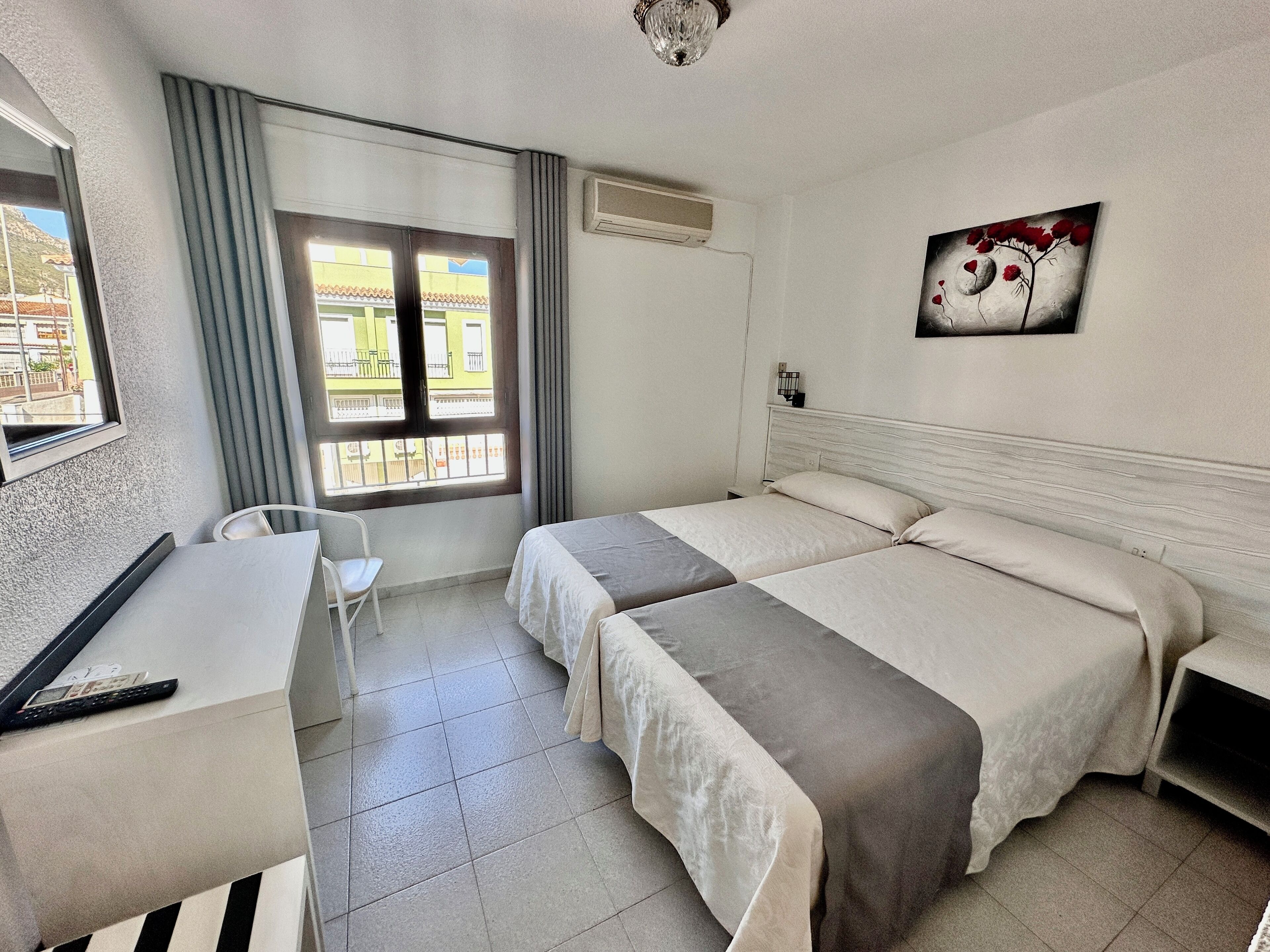 Double or Twin Room | Meja, langsir/tirai gelap terus, katil lipat simpan/tambahan 