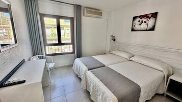 Double or Twin Room | Meja, langsir/tirai gelap terus, katil lipat simpan/tambahan